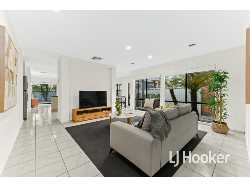 8 Oaklands Way, Pakenham VIC 3810