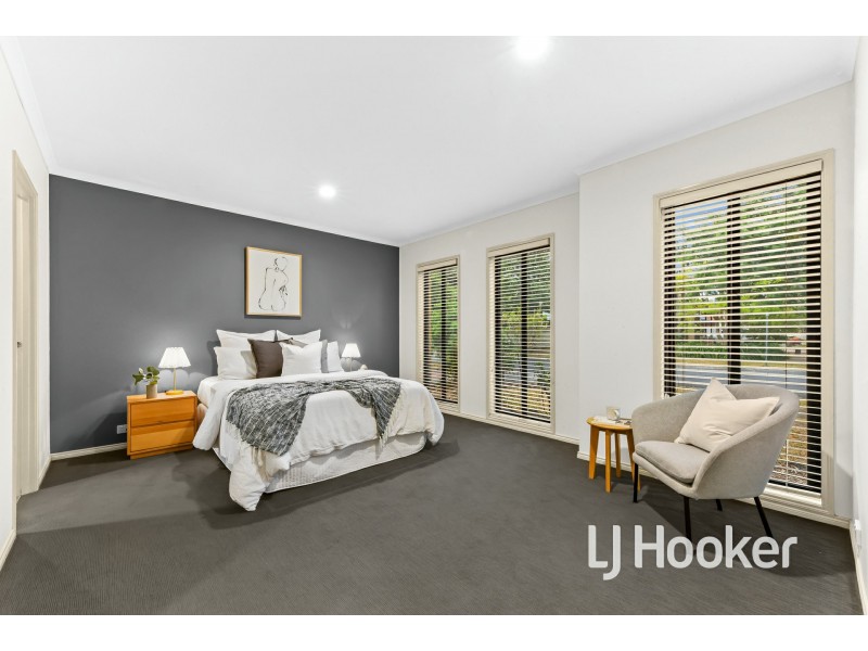 8 Oaklands Way, Pakenham VIC 3810