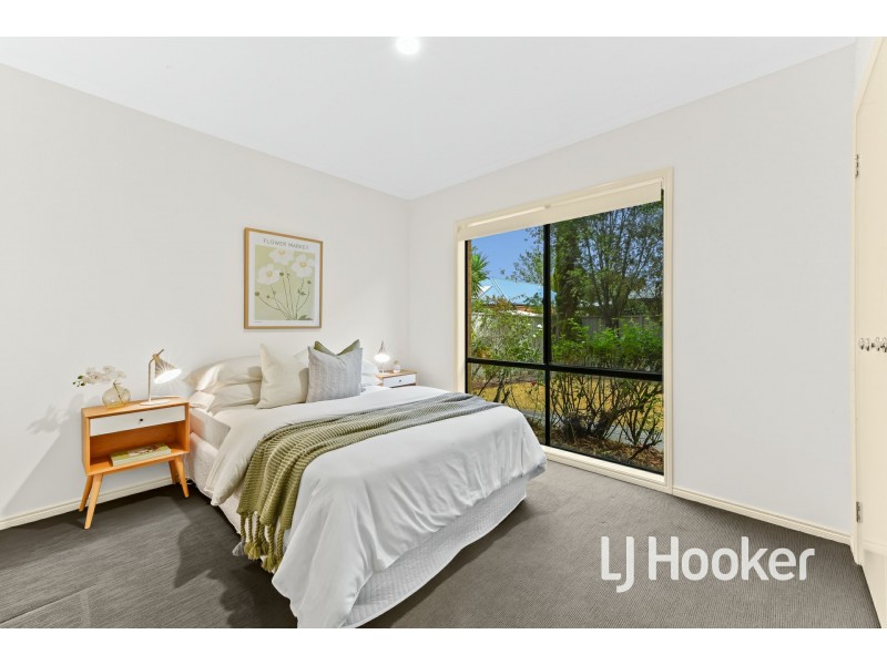 8 Oaklands Way, Pakenham VIC 3810