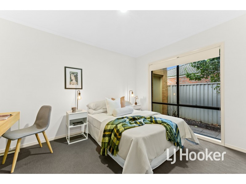 8 Oaklands Way, Pakenham VIC 3810