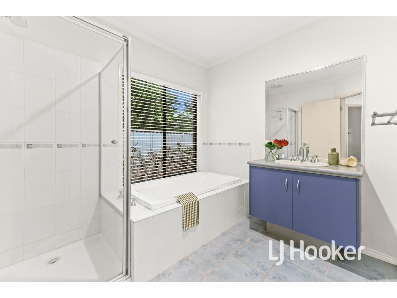 8 Oaklands Way, Pakenham VIC 3810