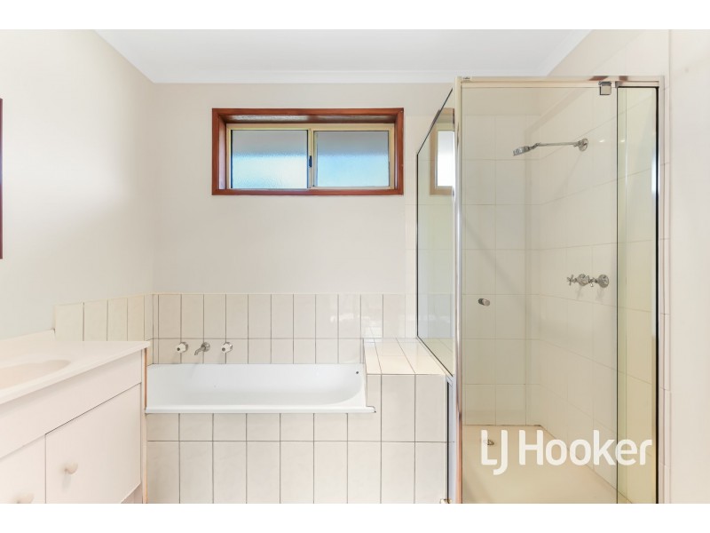 8 Balmoral Way, Pakenham VIC 3810