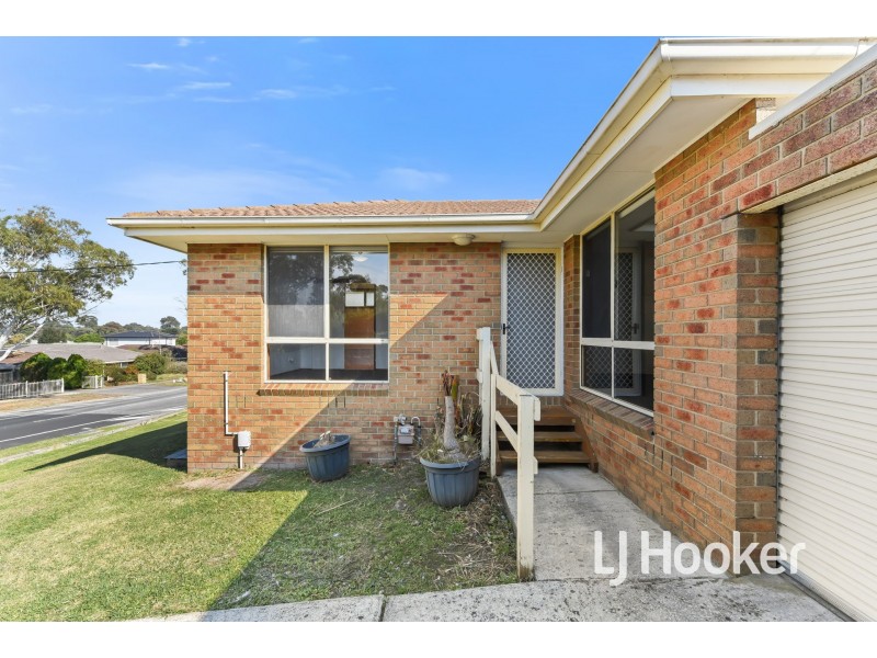 8 Balmoral Way, Pakenham VIC 3810