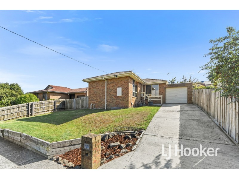 8 Balmoral Way, Pakenham VIC 3810