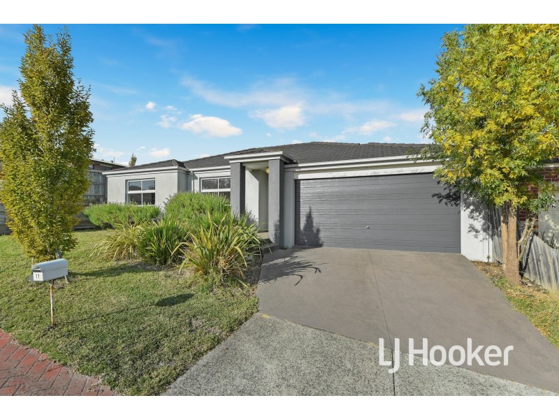 17 McClenaghan Place, Pakenham VIC 3810