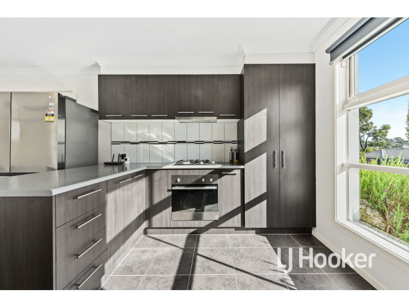 17 McClenaghan Place, Pakenham VIC 3810