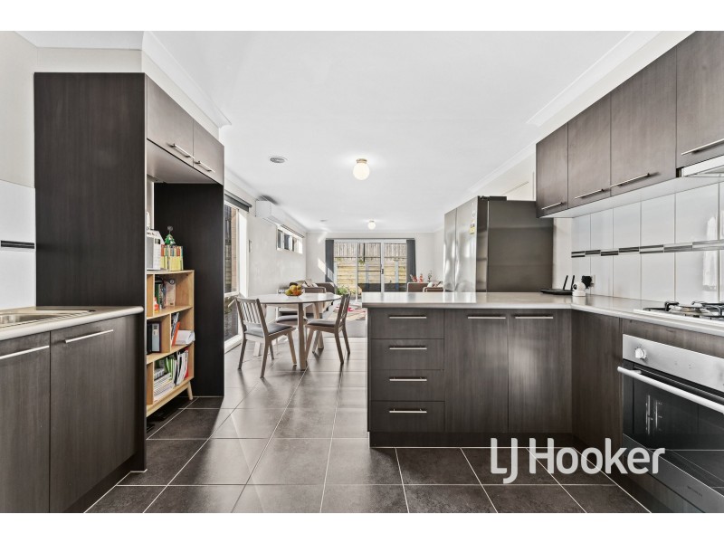 17 McClenaghan Place, Pakenham VIC 3810