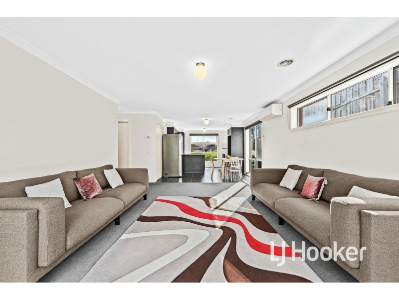 17 McClenaghan Place, Pakenham VIC 3810