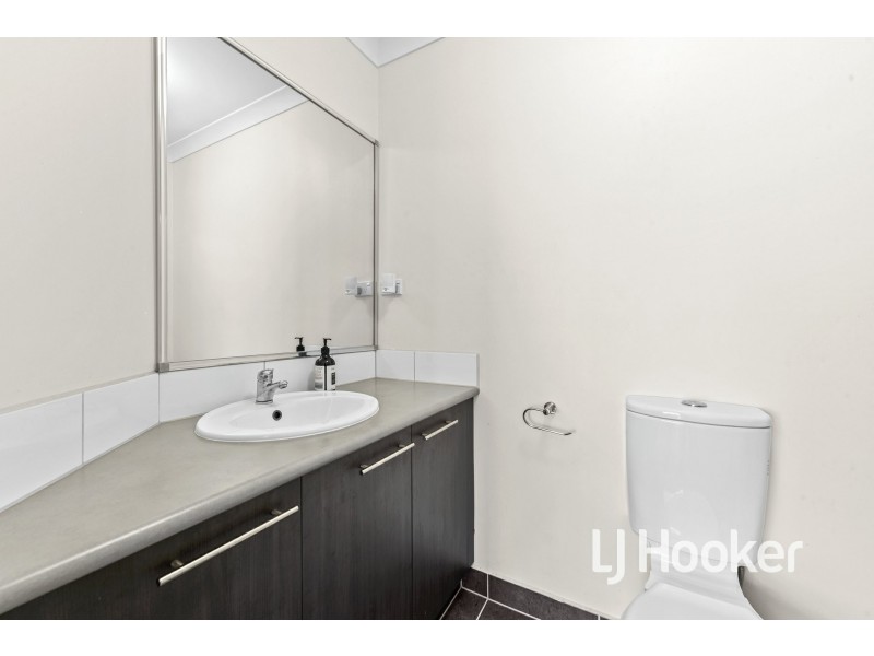 17 McClenaghan Place, Pakenham VIC 3810