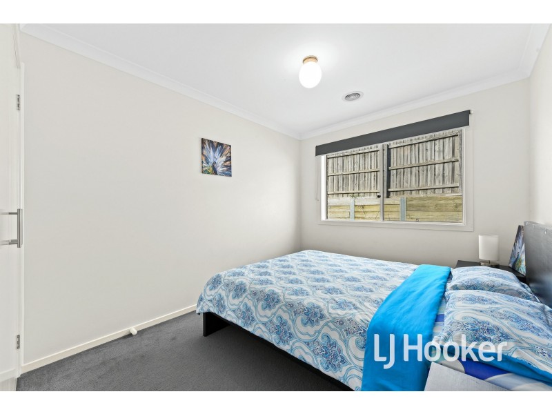 17 McClenaghan Place, Pakenham VIC 3810