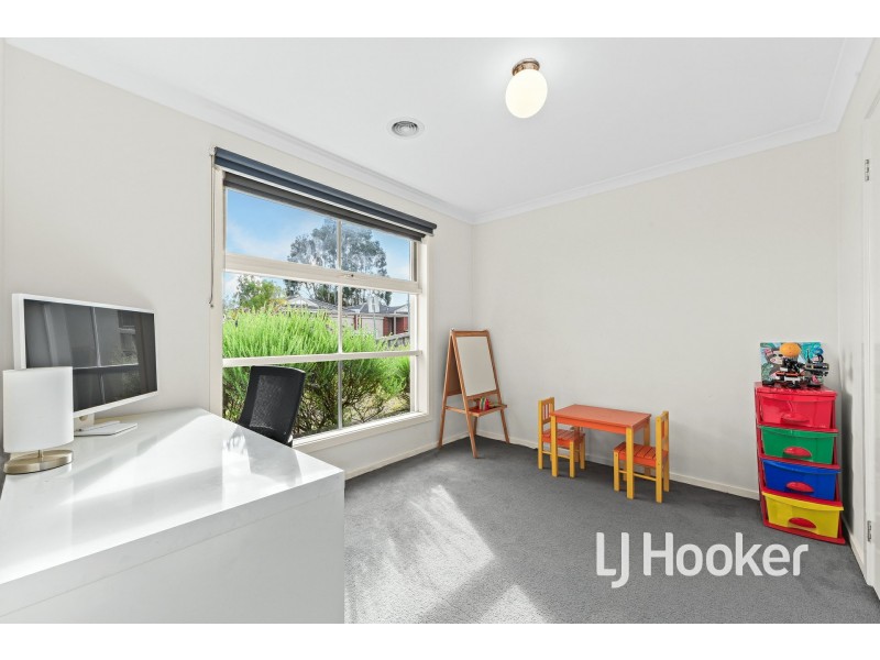 17 McClenaghan Place, Pakenham VIC 3810