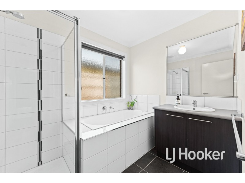 17 McClenaghan Place, Pakenham VIC 3810