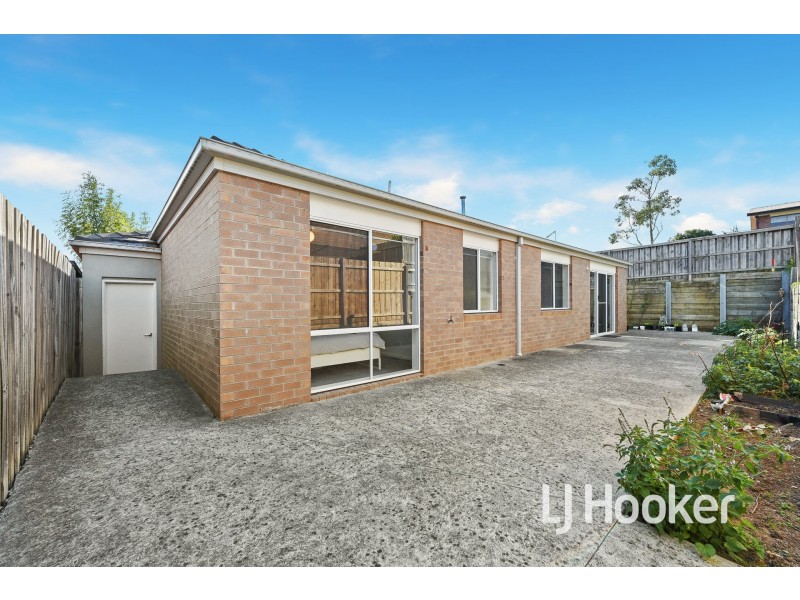 17 McClenaghan Place, Pakenham VIC 3810