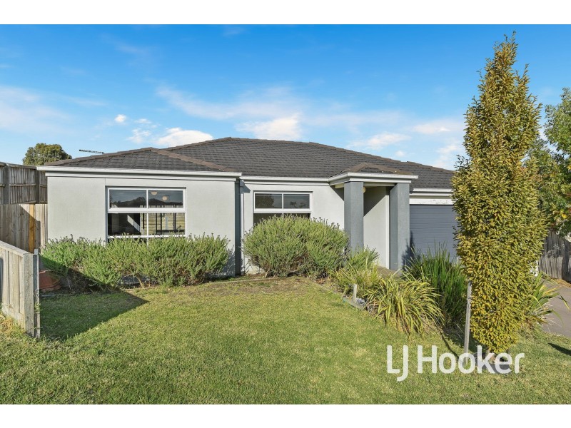 17 McClenaghan Place, Pakenham VIC 3810
