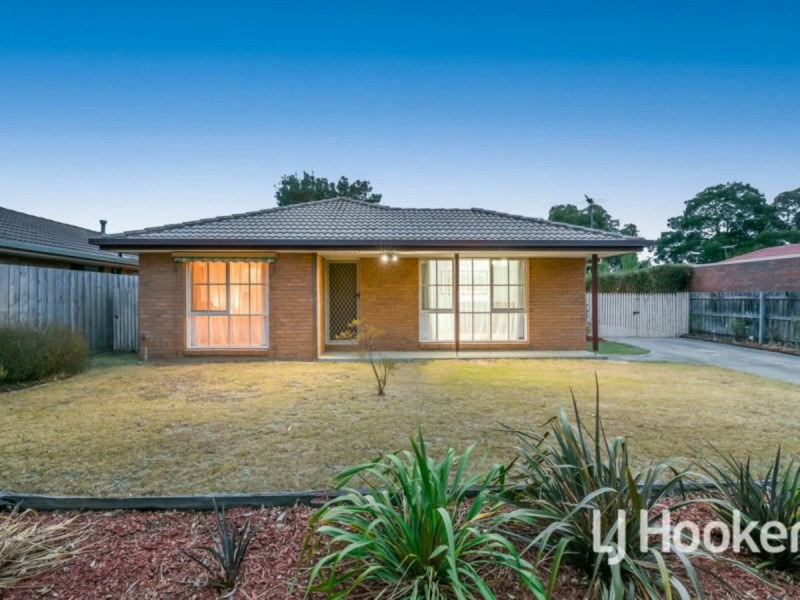 8 Daniel Court, Pakenham VIC 3810