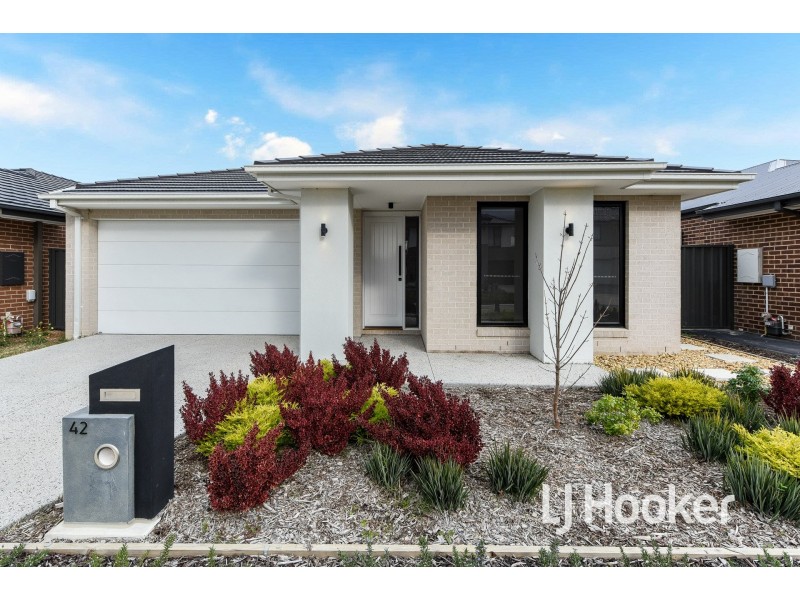 42 Dalhalla Circuit, Clyde North VIC 3978