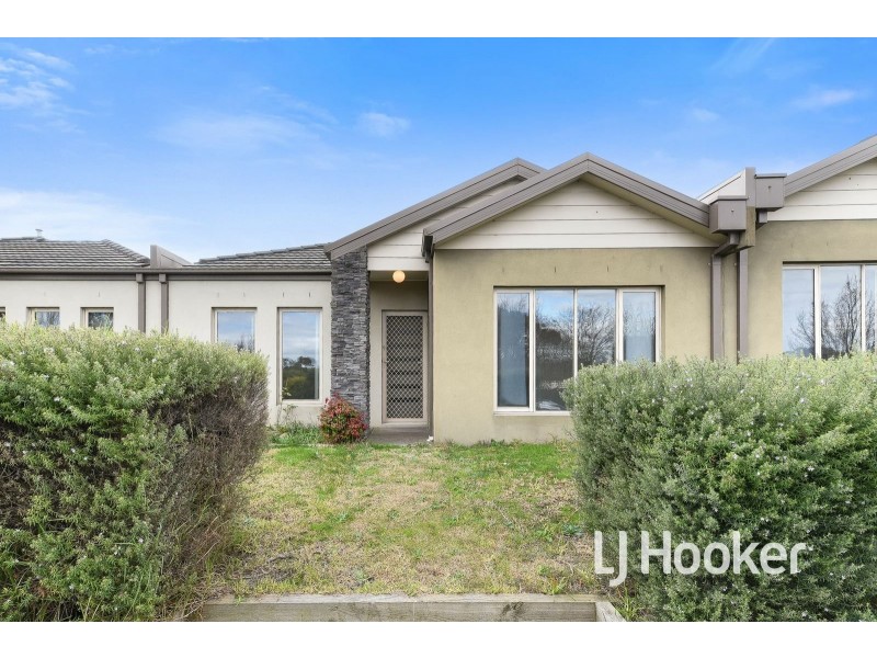 9 McClenaghan Place, Pakenham VIC 3810