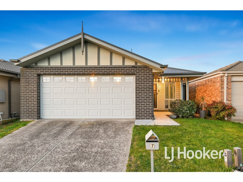 7 Spinebill Court, Pakenham VIC 3810