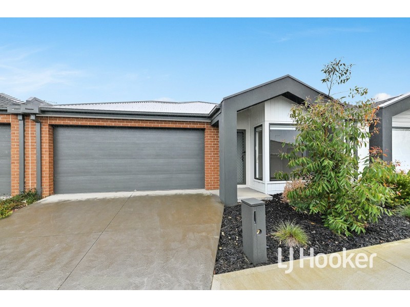 11 Expedition Circuit, Pakenham VIC 3810