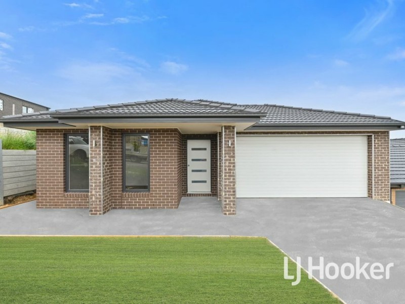 8 Scenic Rise, Pakenham VIC 3810
