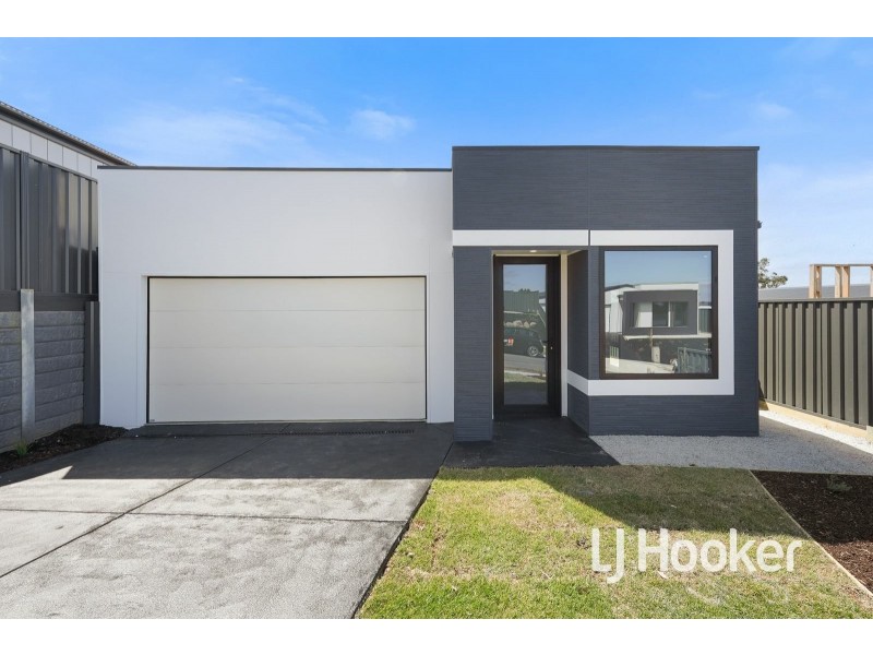 8 Jules Way, Pakenham VIC 3810