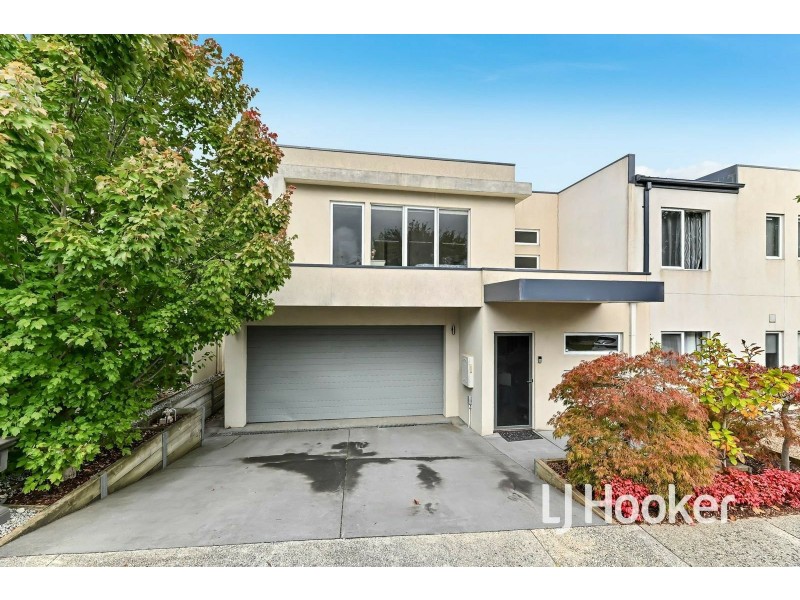 33 Macquarie Circuit, Pakenham VIC 3810