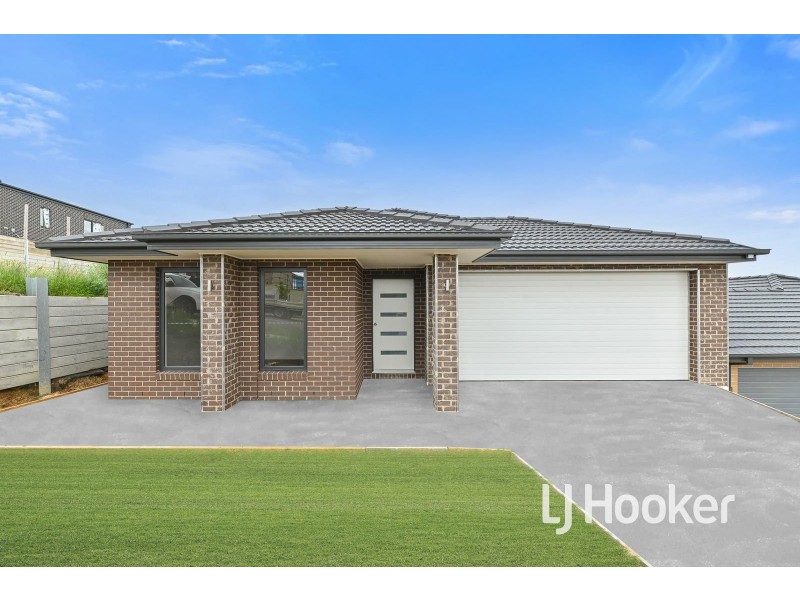 8 Scenic Rise, Pakenham VIC 3810