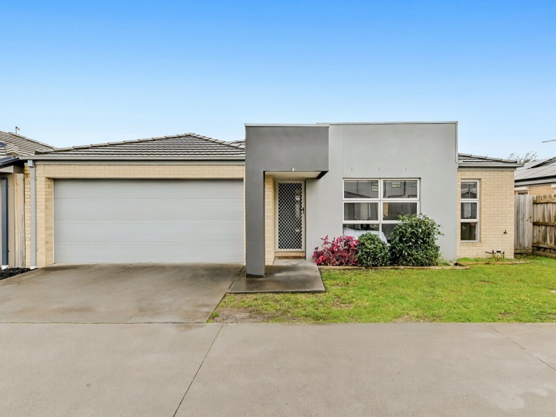 12 Quinella Way, Pakenham VIC 3810