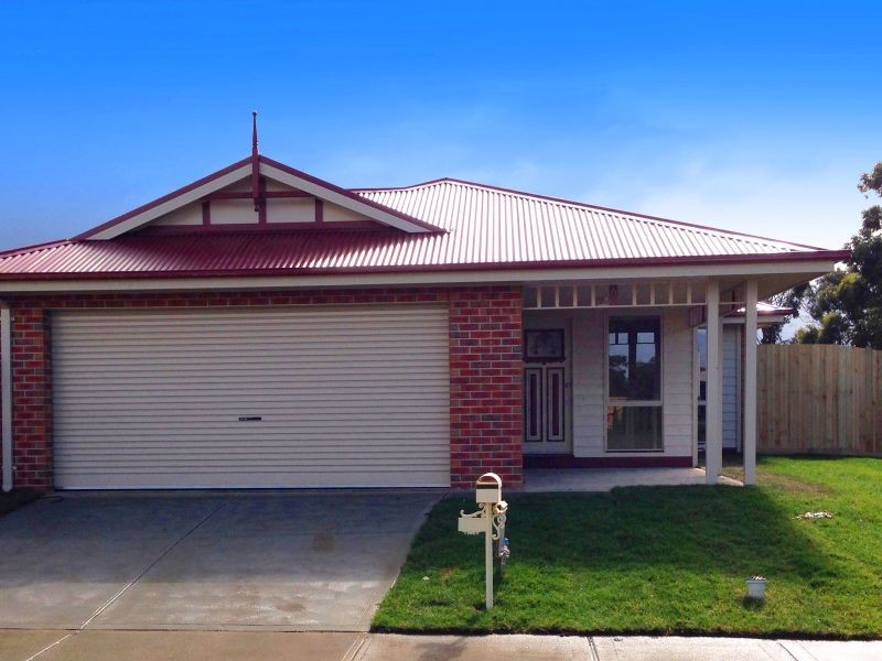 17 Tribuzi Close, Pakenham VIC 3810