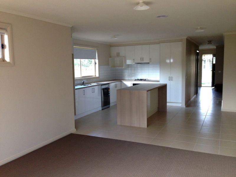 17 Tribuzi Close, Pakenham VIC 3810