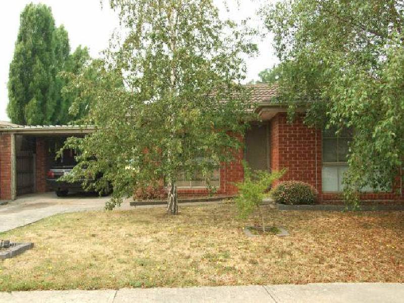 13 Osborn Grove, Pakenham VIC 3810