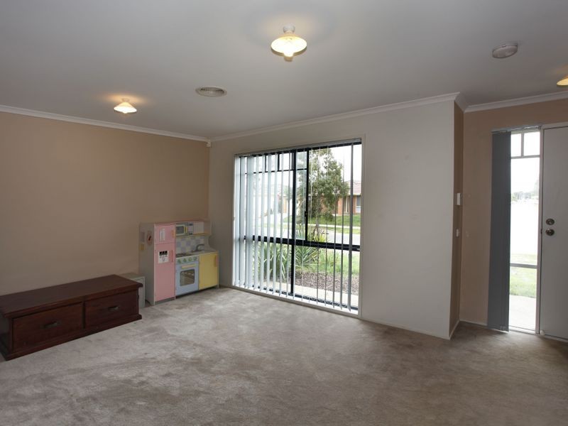 33 Sir Thomas Drive, Pakenham VIC 3810