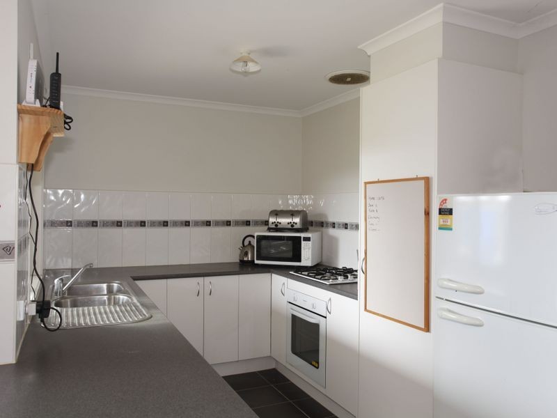 33 Sir Thomas Drive, Pakenham VIC 3810