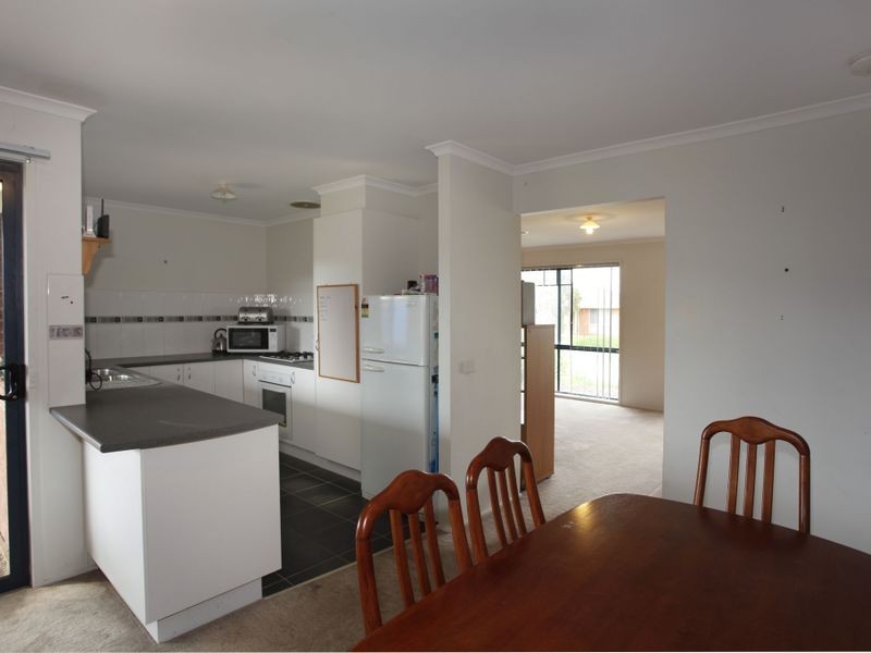 33 Sir Thomas Drive, Pakenham VIC 3810