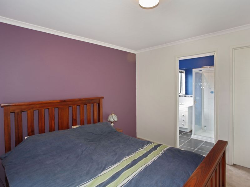 33 Sir Thomas Drive, Pakenham VIC 3810