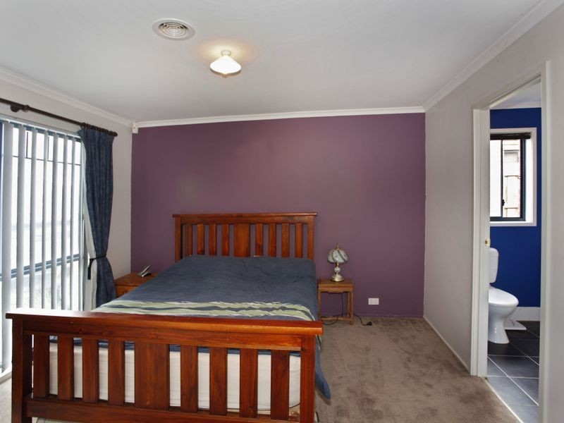 33 Sir Thomas Drive, Pakenham VIC 3810