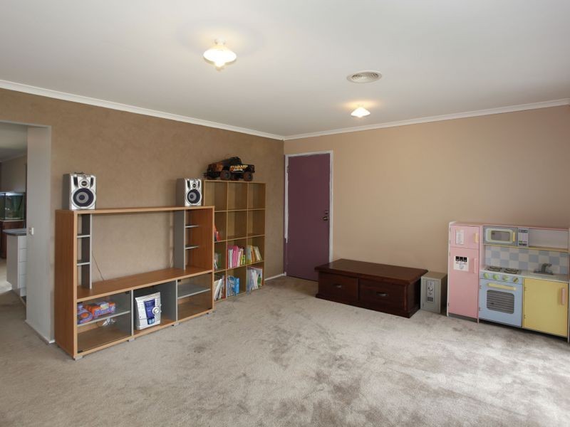 33 Sir Thomas Drive, Pakenham VIC 3810