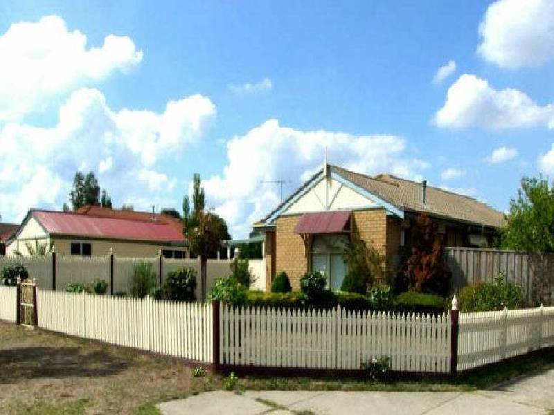 2 Bridle Place, Pakenham VIC 3810