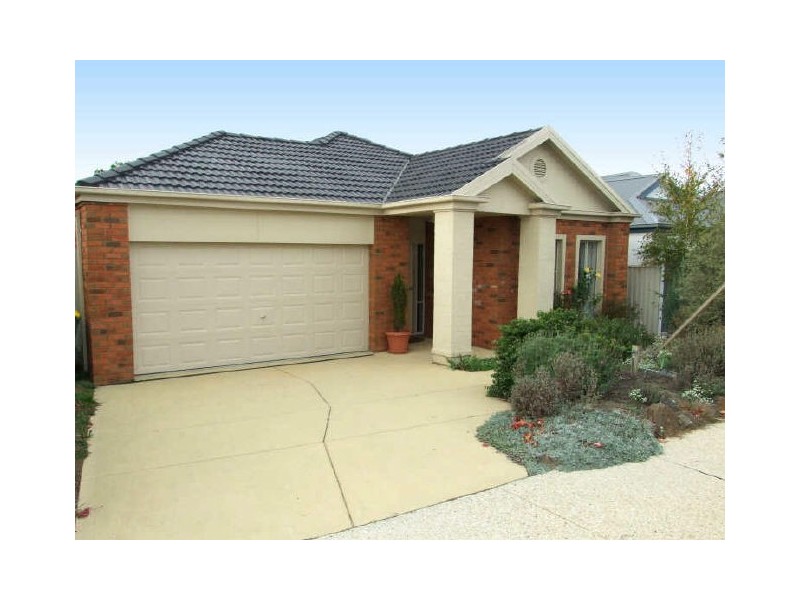 8 St Leonards Way, Pakenham VIC 3810