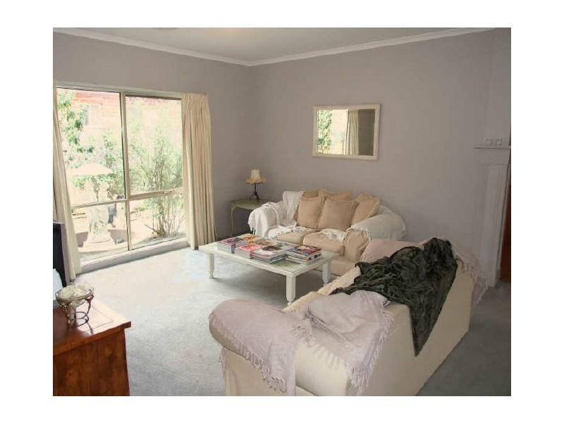 8 St Leonards Way, Pakenham VIC 3810