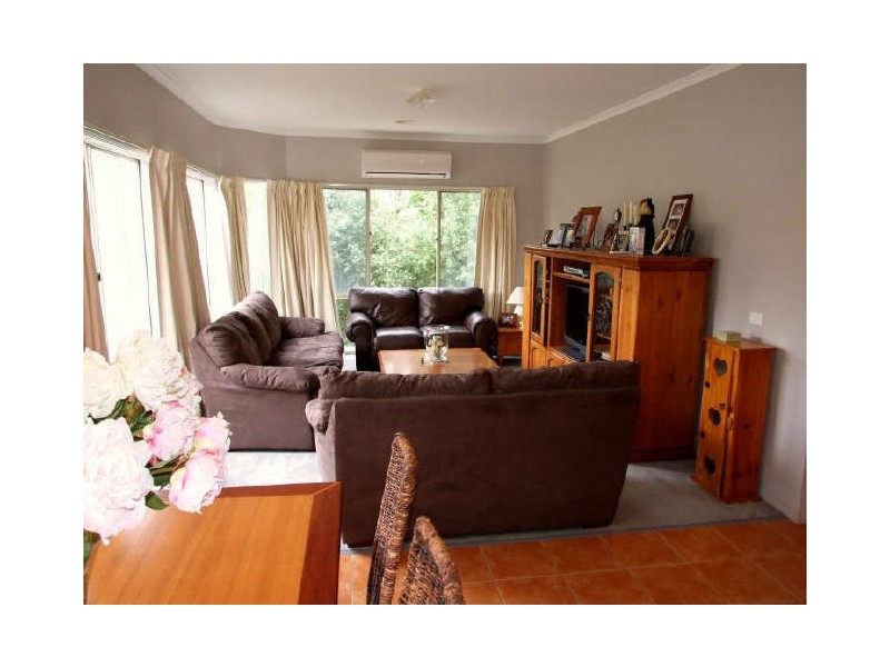 8 St Leonards Way, Pakenham VIC 3810