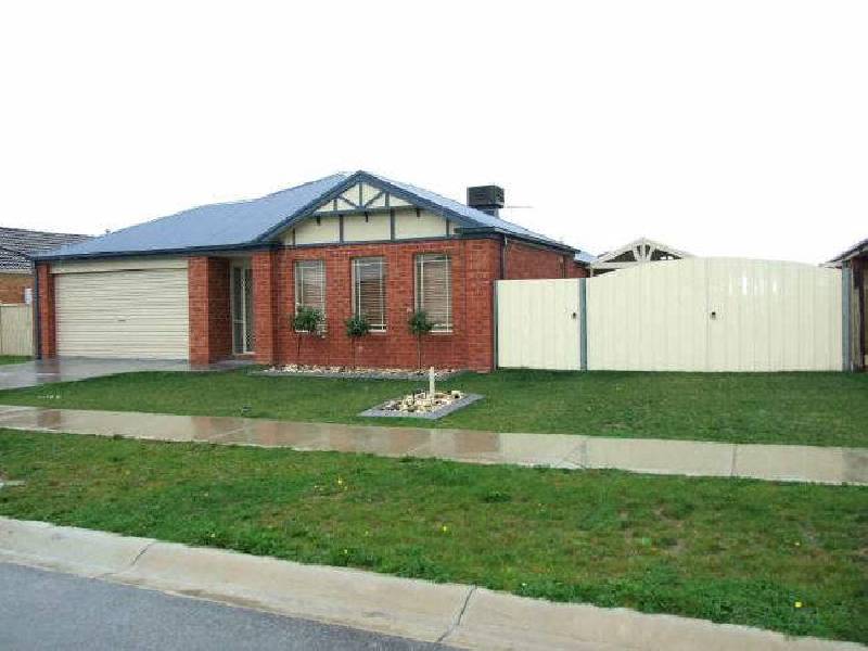 8 Honeyeater Way, Pakenham VIC 3810