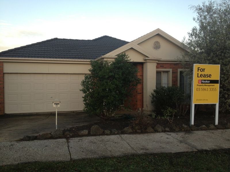 8 St Leonards Way, Pakenham VIC 3810