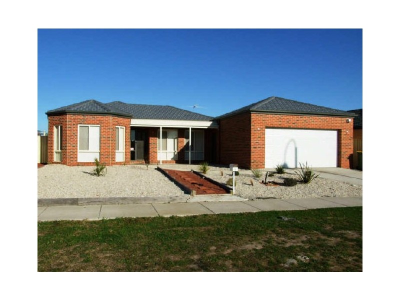 27 Bluehills Boulevard, Pakenham VIC 3810