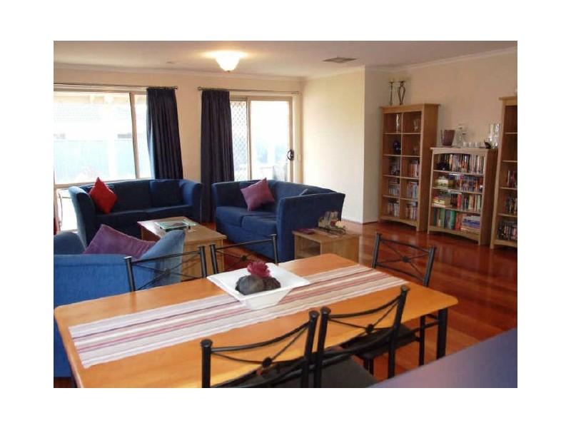 8 Cider Link, Pakenham VIC 3810
