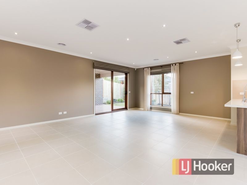 24 Grandvue Boulevard, Pakenham VIC 3810