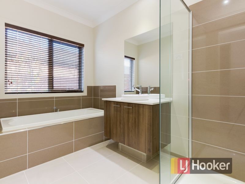 24 Grandvue Boulevard, Pakenham VIC 3810