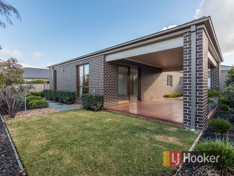 24 Grandvue Boulevard, Pakenham VIC 3810