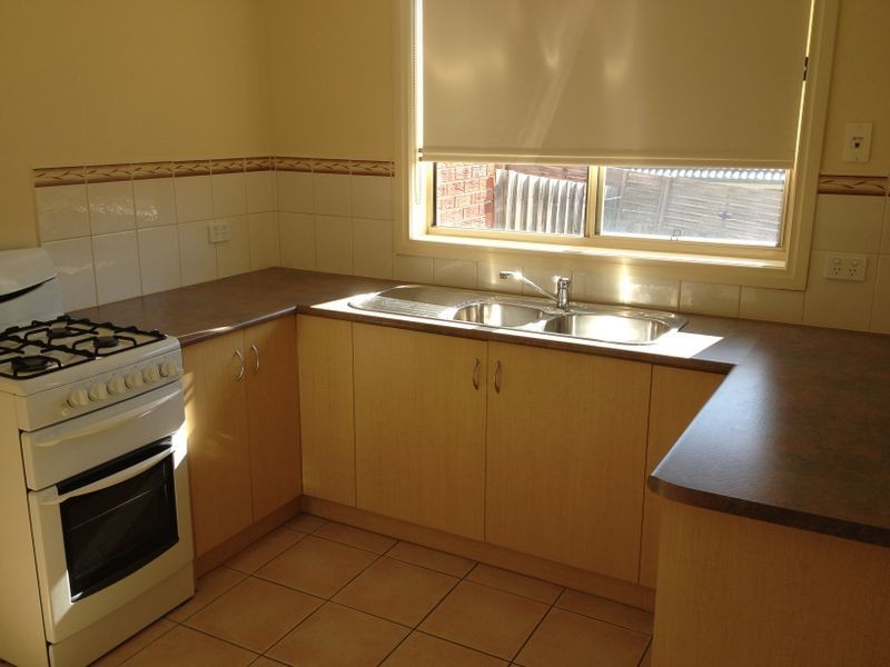 2/5 Glenda Court, Pakenham VIC 3810