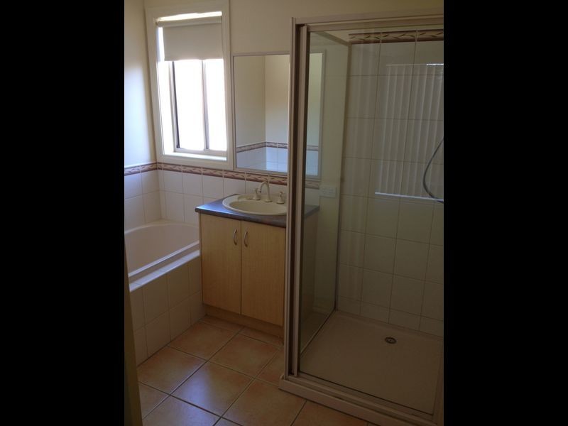 2/5 Glenda Court, Pakenham VIC 3810